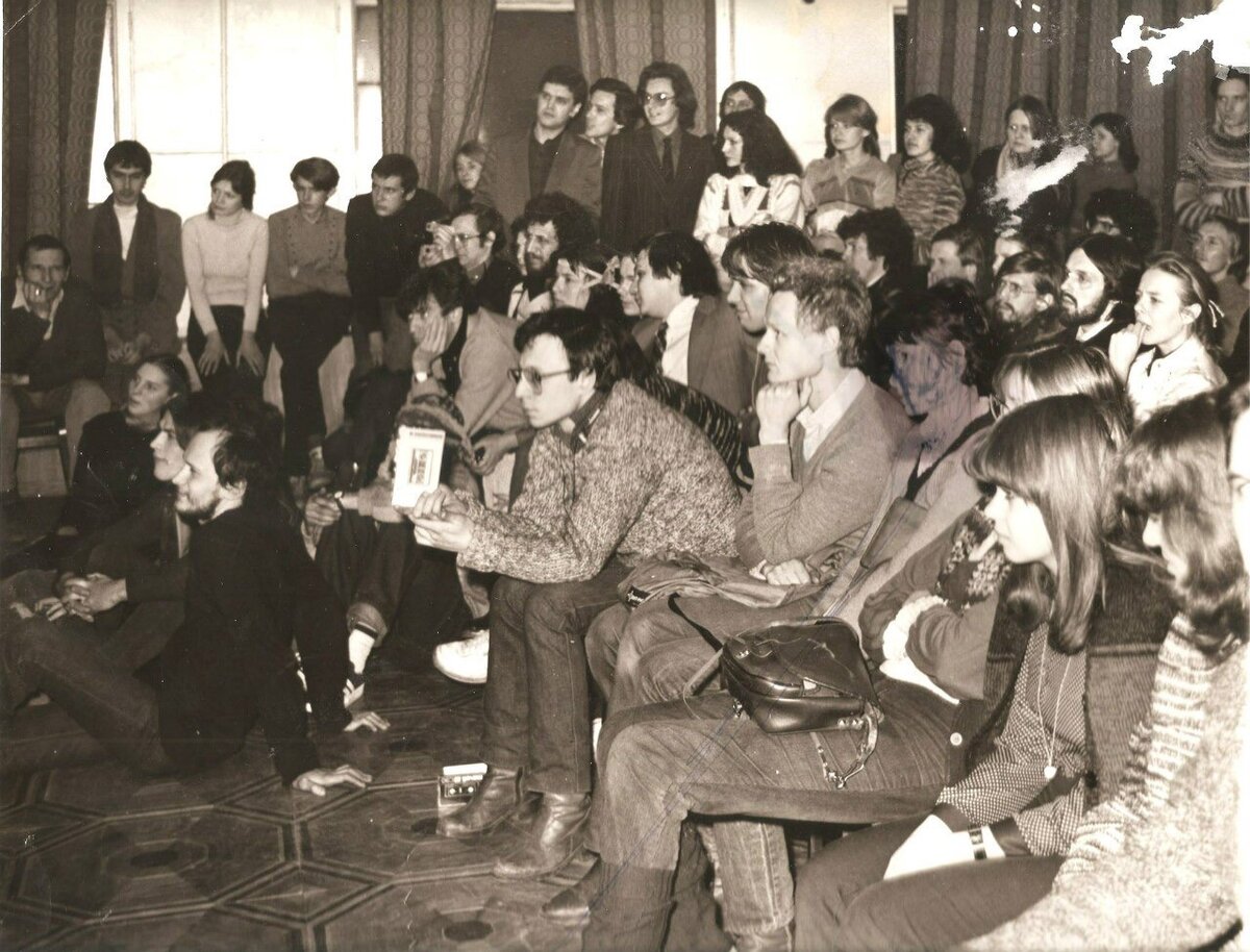 Георгий Гурьянов (справа вдали) на концерте в 30-й спецшколе в Москве. Фото из личного архива