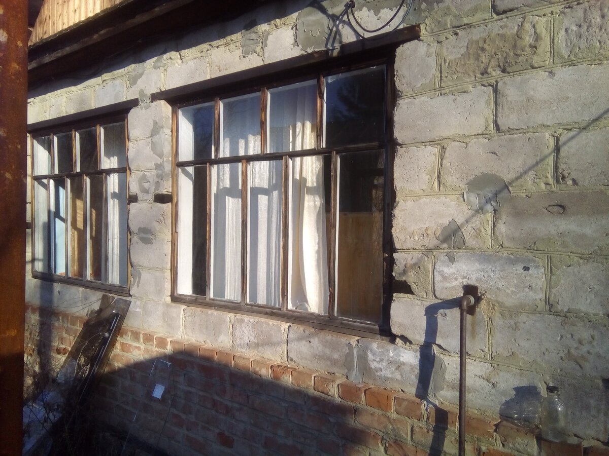 Стекло стоит прислоненное внизу к стене