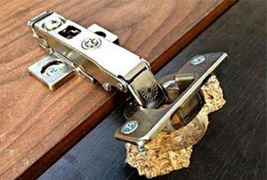 Для организации работ по замене мебельной петли нужно учитывать тип петли, ее местонахождение, угол открывания, физические размеры. Затем необходимо подобрать подходящие новые петли, после чего приступать непосредственно к работе. Основными инструментами, которые используют мастера для качественной замены петель, являются: шуруповерт, карандаш, рулетка, строительный уровень, саморезы подходящего размера и другие инструменты в зависимости от разновидности деталей. Для начала необходимо демонтировать фасад с ящика и снять старые петли и ответные планки. Иногда крепежные отверстия не совпадают, поэтому может понадобиться присадка новых под саморезы. Делая разметку, важно придерживаться точности в расстоянии для избегания соприкосновения петель. При выборе глубины отверстия стоит учитывать материал, из которого изготовлена мебель. После формирования паза следует закрепление петель и установка двери. Завершается замена петель их регулировкой. Для сохранения функциональности мебели необходимо применять соответствующую регулировку: по глубине, горизонтали или вертикали. Стоит также отметить, что современные мебельные петли зачастую дополняются доводчиками, которые осуществляют функцию плавного закрывания дверей.