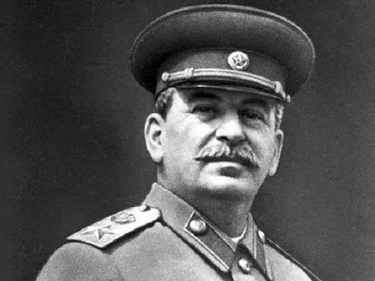 Смотрит, как ни в чем не бывало 