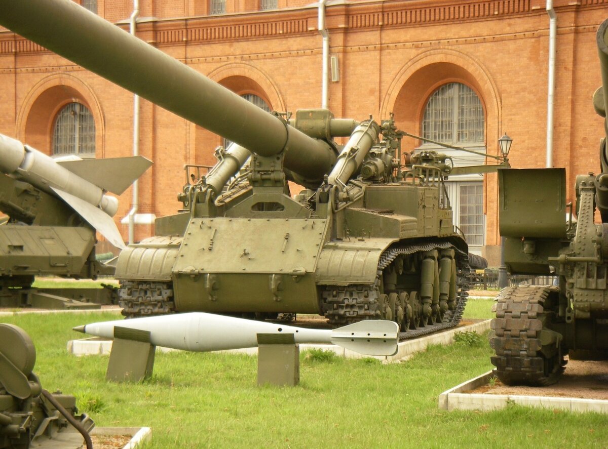 Миномет 2Б1 "Ока" и рядом макет 420мм мины с ядерным зарядом. Источник: commons.wikimedia.org