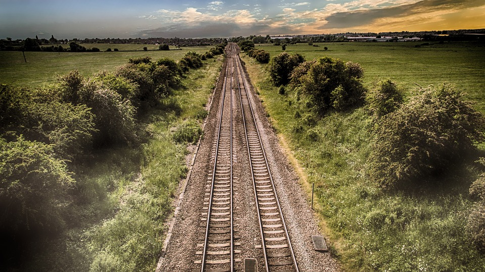 https://cdn.pixabay.com/photo/2017/07/12/13/54/train-track-2497003_960_720.jpg
