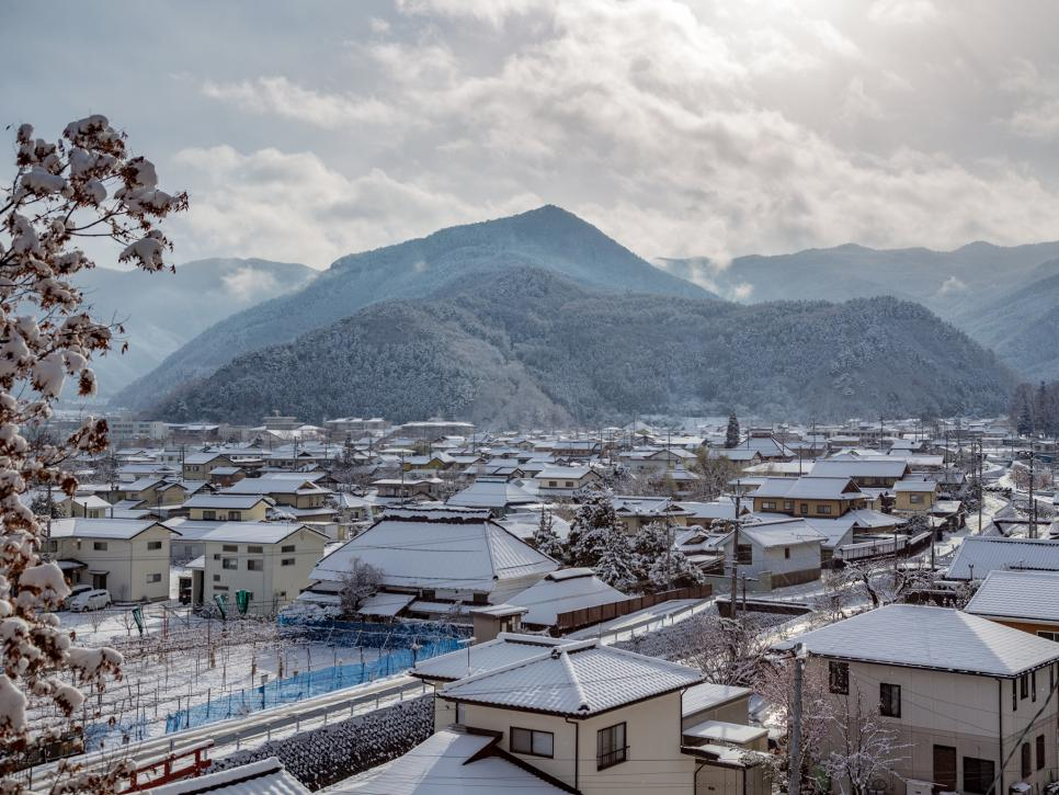 https://travel.home.sndimg.com/content/dam/images/travel/stock/2018/1/25/0/iStock-904784260_Hakuba-Japan.jpg.rend.hgtvcom.966.725.suffix/1516992078493.jpeg