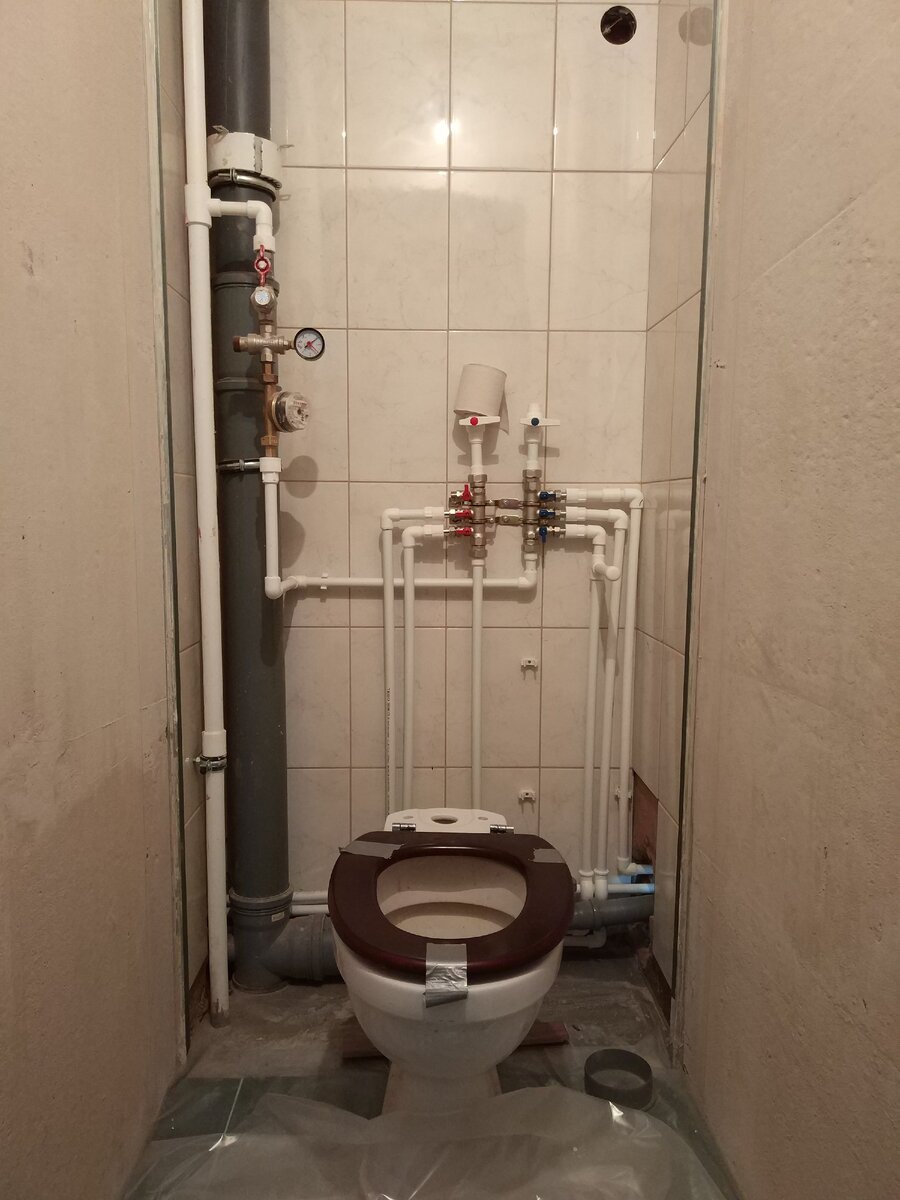 Сделан первый этап подготовительных работ, смонтировал разводку, положил плитку на стену в коробе и пол, сверху отводы под водонагреватель. (унитаз временный на него не стоит обращать внимание)