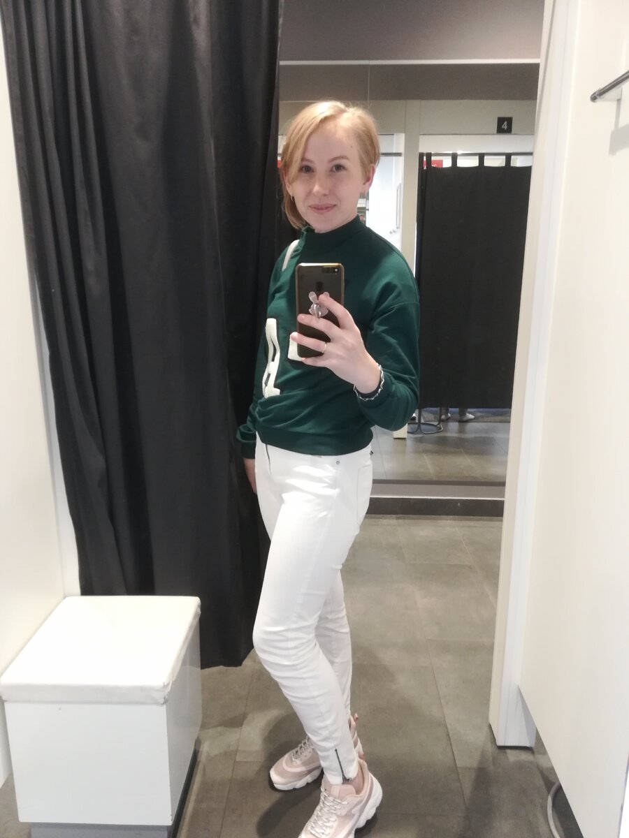  📝После обучения я точно знала как должна развиваться речь ребёнка, знала все этапы её развития... Но Лиза - старшая дочь) сломала всю,  чётко выстроенную систему в моей голове. Она упорно молчала до 3-х лет. В её словарном запасе не было "положенных" 300-500 слов🗣️ Она говорила, но очень мало... Так мало, что я готова была бежать ко всем специалистам города. Но здравый рассудок взял верх. Я успокоилась и в тот момент поняла, что на практике то все совсем иначе, нежели нам рассказали на лекциях. Нет, я не призываю всех сидеть и ждать, а вдруг заговорит...Но, когда Лиза молчала я видела, что у неё нет проблем, с которыми могут столкнуться "не говорящие дети"(на этом остановимся позднее подробно) ❗все нужно смотреть в совокупности, а она знала и выполняла всё, просто молчала. 🙌 большое значение имеет именно РАННЯЯ ДИАГНОСТИКА аномалий развития речи, а не в период поступления ребёнка в школу❗❗❗Заниматься мы конечно же начали, какие эффективные методики и материалы я использую обязательно расскажу и покажу ❤️❤️❤️ 📝ПРИЧИНЫ ПАТОЛОГИИ ДЕТСКОЙ РЕЧИ 📝
1️⃣ Физиологические причины :
✔️Родовая травма и асфиксия, которые приводят к внутречерепным кровотечениям; 
✔️Вирусные заболевания при БЕРЕМЕННОСТИ, резус  конфликт;
✔️Травмы черепа, сопровождающиеся сотрясение головного мозга ;
✔️Поражение слуха;
✔️Недоношенность;
✔️Наследственность (если мама/папа заговорили поздно, но при отсутствии других явных нарушений в развитии ❗);
2️⃣Социальные :
✔️Родители выполняют все за ребёнка, по первому его требованию, ("помычал" в сторону кружки - принесли) , у него просто нет нужды разговаривать. Его итак все понимают;
❗❗❗Это наш случай. Лиза, первый ребёнок и мы именно так и делали. Мы понимали её без слов, угадывали её желания по жестам, у неё не было необходимости говорить.🗣️
✔️Мама уделяет мало времени малышу, занята своими делами, не разговаривает с ним во время игр, не читает книжек, не рассказывает сказки. Ребёнок в тишине сидит и самостоятельно играет;
✔️Плохо развита крупная и мелкая моторика (об этом остановимся подробнее в след.постах);
✔️Ребёнок испытал стресс. Отдали в сад сразу на долгое время и не дали адаптацию пройти, оставили у бабушки на долго и кроха замкнулся. Но тут бывает и ситуации, когда может случится и противоположное, привезли первый раз в не знакомое место, например в игровую, где много народу, куча эмоций, которые нужно высказать могут сделать свое дело ☝️❗❗❗Каждая из названных причин, а нередко и их сочетание могут привести к нарушениям различных сторон речи ❗❗❗