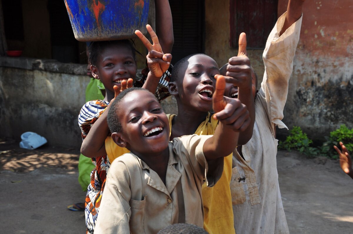 семья в африке. население африки. африка самый жаркий материк. отсталость стран. многодетная африканская семья.