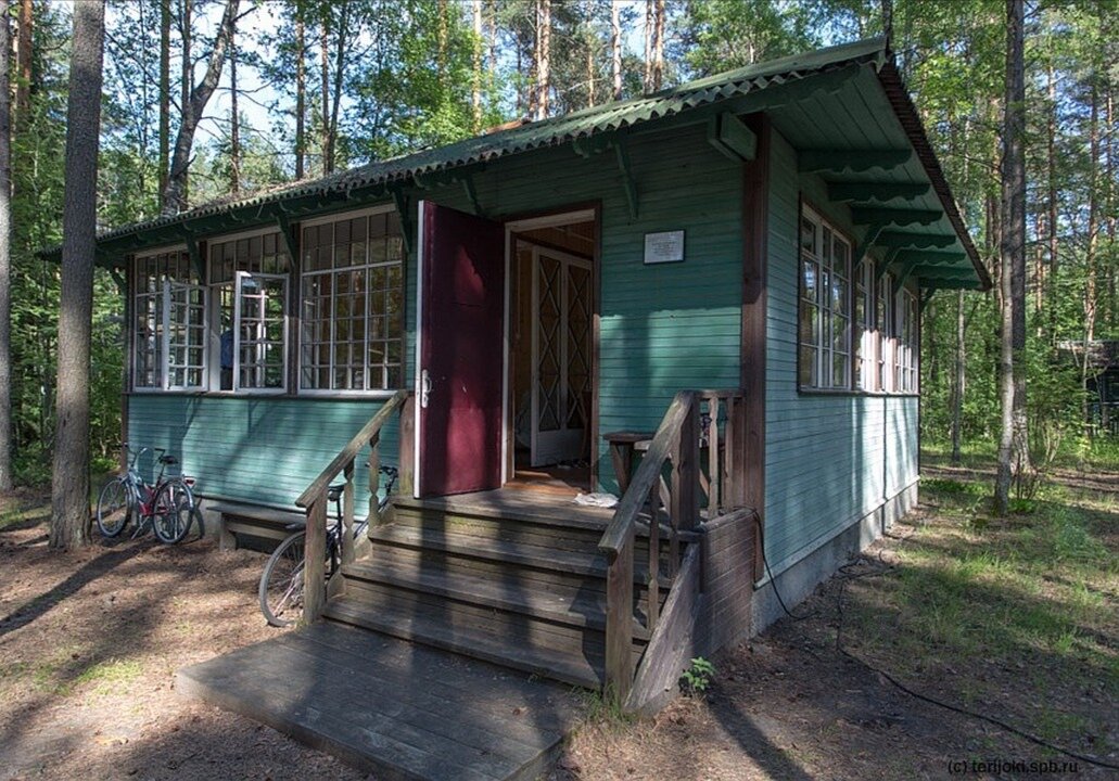 Анна Ахматова называла этот домик "будкой". В нём была всего одна комната, но это не мешало поэтессе принимать гостей - Лидию Чуковскую, Иосифа Бродского, Фаину Раневскую. Фото: yandex.ru