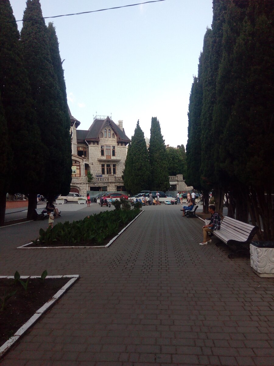 Вид с аллеи на вилу Ксения. 