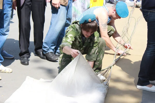 На фото: День ВДВ -2017 в Новосибирске. Спецназовцы учли наши возмущенные реплики 2 августа 2016 года, по поводу отсутствия укладочного стола. Укладочный стол в наличии.