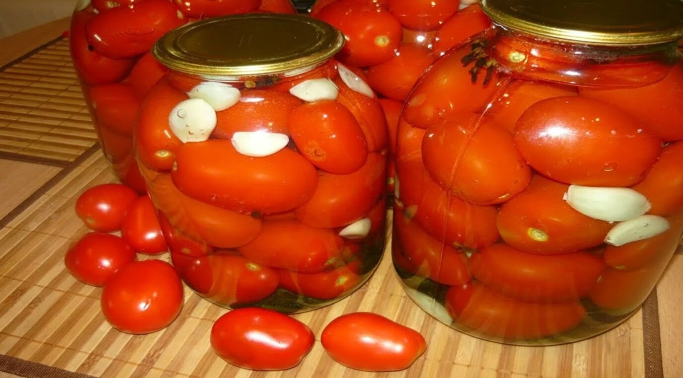 Домашние маринованные помидоры. Помидоры в банке. Помидоры на зиму. Помидоры соленые. Консервированные помидоры.