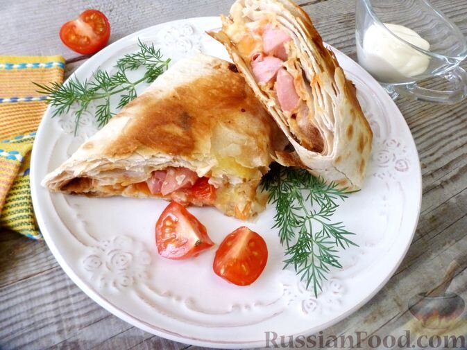 лаваш, сосиски, морковка корейская, капуста пекинская, помидоры черри, сыр твёрдый, кетчуп, майонез, горчица, масло растительное