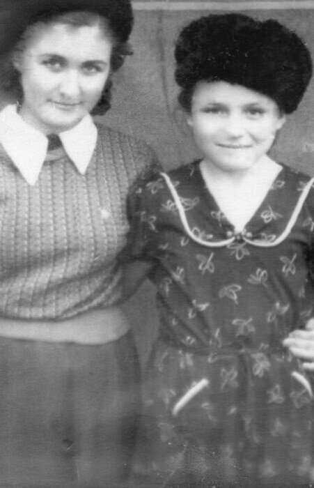 Внучки  Валя слева и Алла справа. Фото из семейного архива