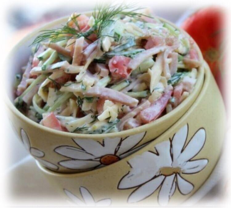 Салат с ветчиной помидорами сыром и огурцом. Салат с курицей и ветчиной. Салат с ветчиной помидорами сыром и огурцом. Ветчина из банки салат. Салат с курицей ветчиной и сыром.