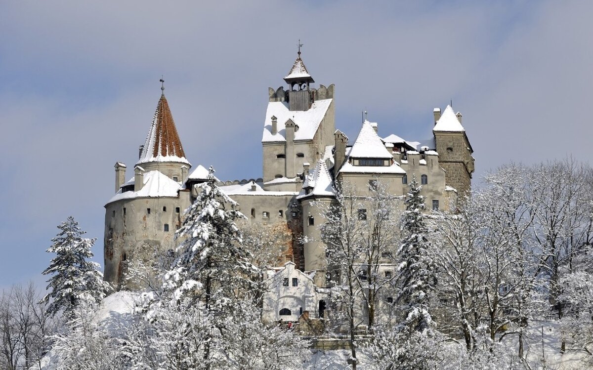 Замок Бран зимой завораживает своей таинственностью.