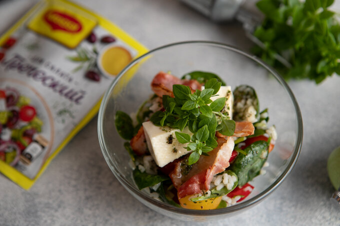 Вместо или кроме бекона можно положить в салат грудинку, ветчину или даже копченую куриную грудку. Хорошим вариантом будет и сервелат или варено копченая колбаса – легкий аромат копчения добавить вашему салату приятной пикантности.