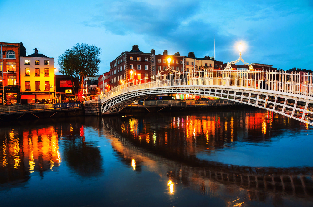 Дублин. Ирландия Дублин. Порт Дублин Ирландия. Мост «полпе́нни» в Дублине. Дублин достопримечательности.