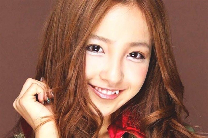 Доказательство 1. Кривые зубы Несмотря на то, что весь западный мир гонится за ровными зубами, пытаясь сделать свою улыбку «идеальной», японцы смотрят на это совершенно по-другому. Они посещают стоматологов для придания зубам кривизны, т.к. там люди с дефектом такого рода считаются очень милыми и привлекательными.