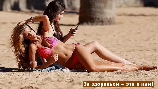 Девушки загорают на пляже