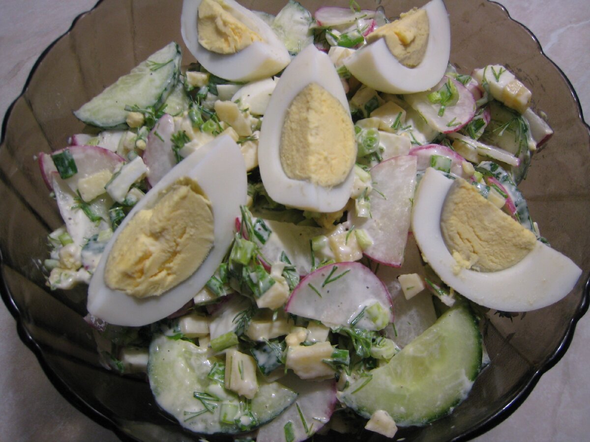 Салат яйца редис лук. Салат с редиской и яйцом. Салат с редисом и яйцом. Салат с редиской и зеленым луком. Салат с редиской и яйцом и зелёным.