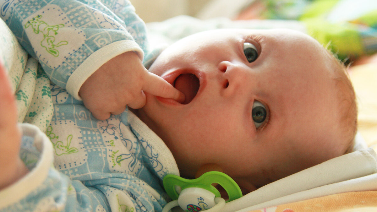 Палец во рту у малыша