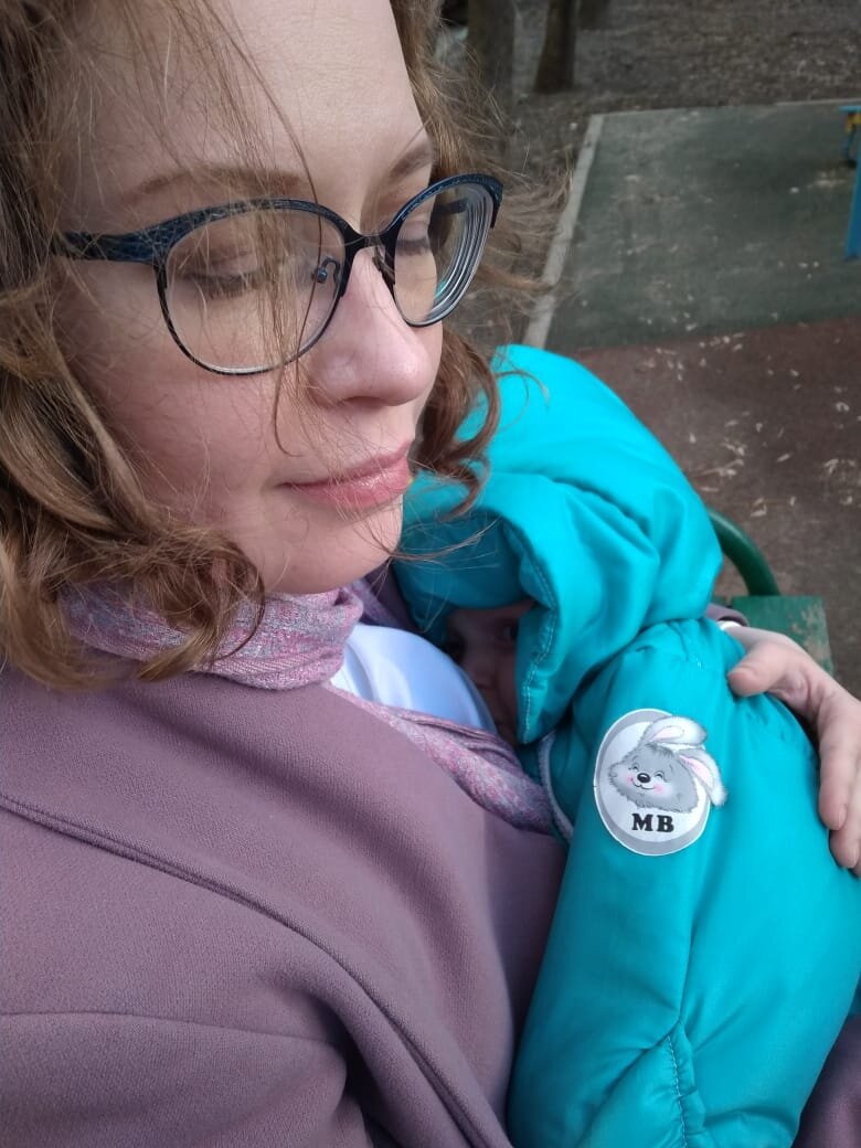 Тут мне ещё как до выхода на работу как до луны, и дочь получает грудь везде, где попросит.