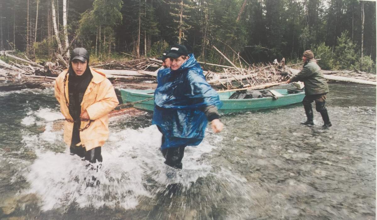 Порой лодку приходилось буквально тащить по мелководью. Фото: Валерий Бодряшкин/"Красноярский рабочий"