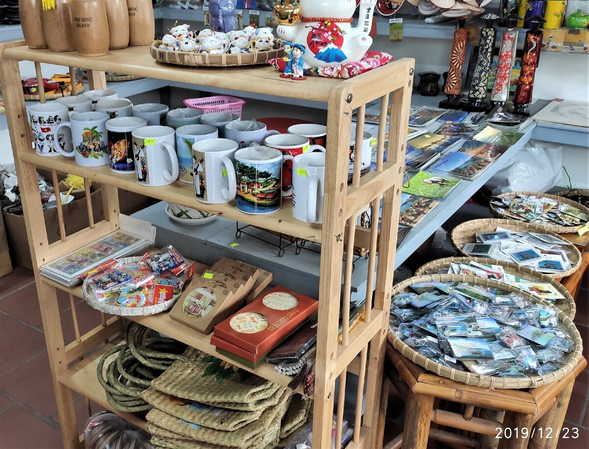 На Фукуоке в каждой лавке россыпь сувениров местного производства.