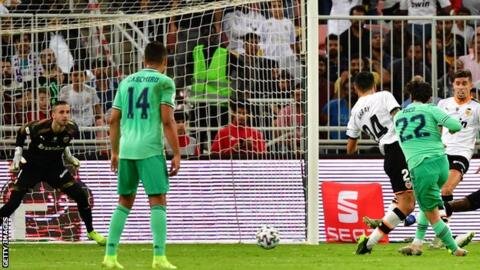 Isco удвоил преимущество Мадрида незадолго до перерыва с умным завершенным броском