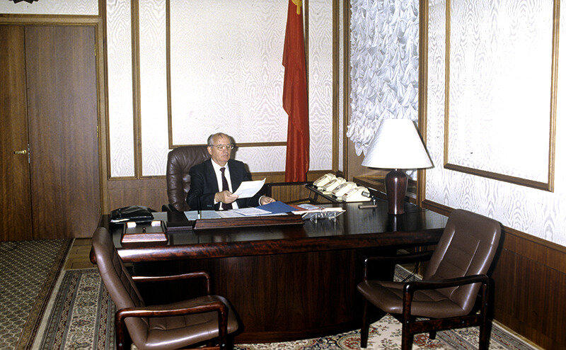 Горбачев М.С. в кресле генерального секретаря