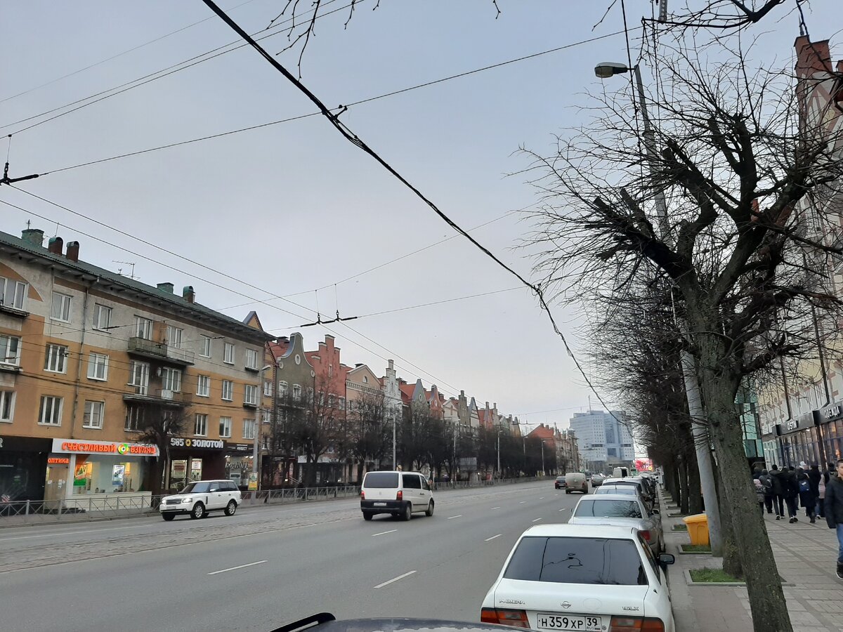 Со стороны улицы советская застройка прикрыта такими фасадами. Советского же производства.