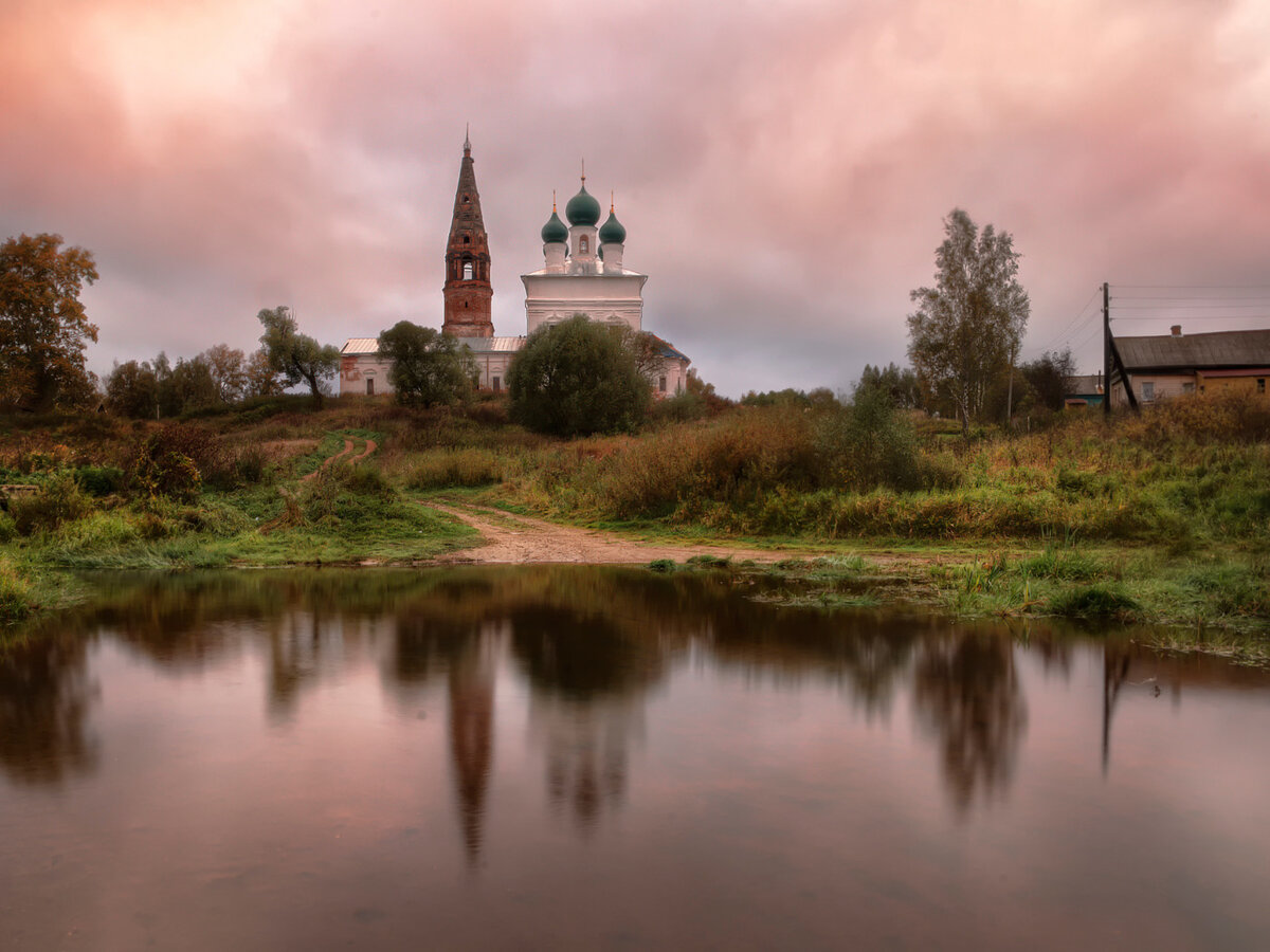 Будто ожидая взгляда студента, храм во всей красе предстал в мастерски сшитом "белом костюме…"