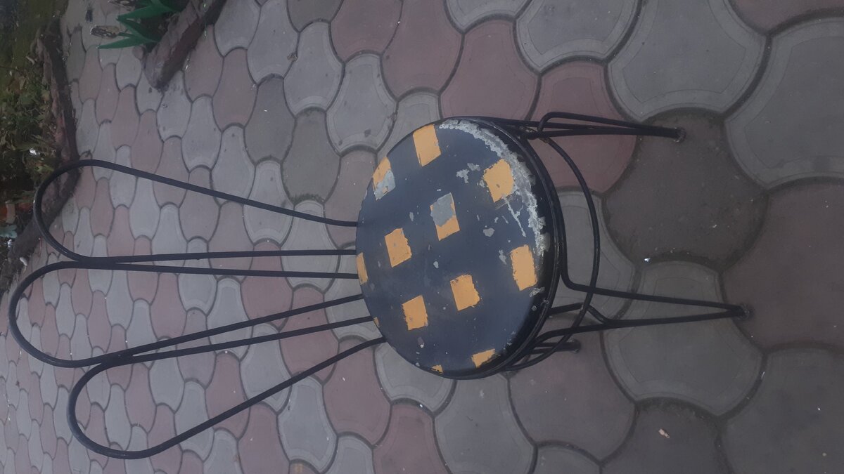 Стул до реставрации.