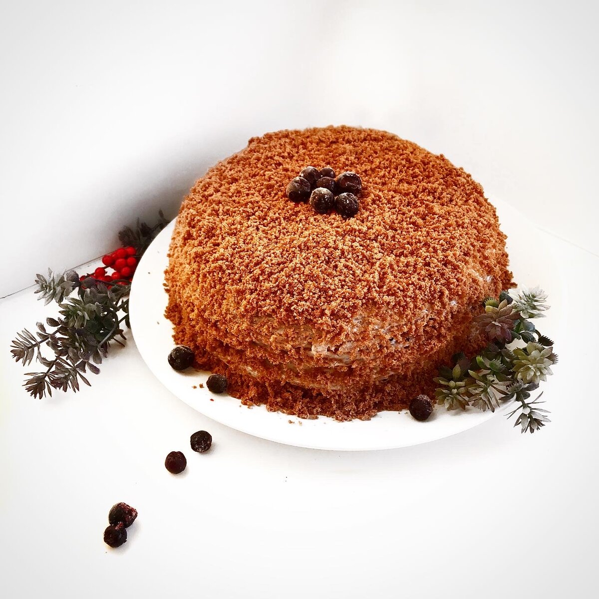 Быстро приготовленный мной торт и украшен тем, что было в морозилке- черноплодная рябина.