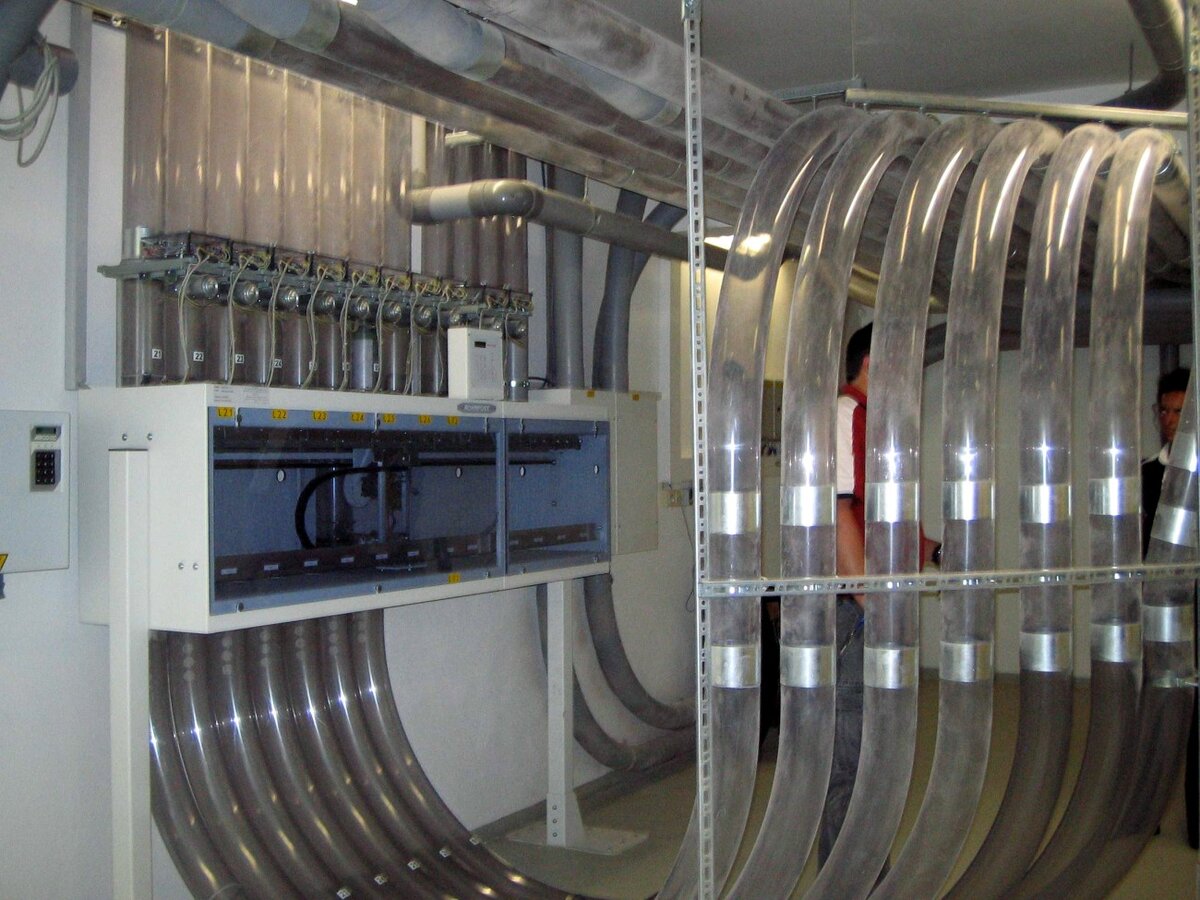 Системы пневмопочты оправданы на крупных предприятиях для быстрой транспортировки документов. Фото grandstroy-99.ru