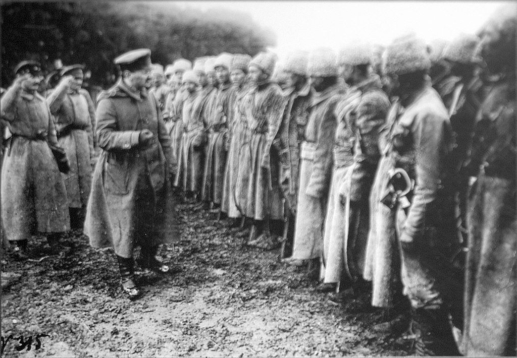 Л.Д. Троцкий перед красноармейцами. 1918 год. Общественное достояние.