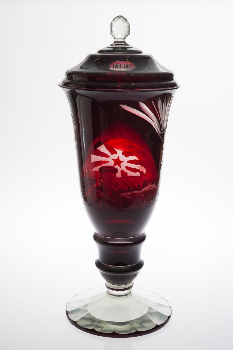 Г. Егоров. Кубок, посвящённый 60-летию К.Е. Ворошилова. 1941 г. Из собрания Государственного Владимиро-Суздальского музея-заповедника