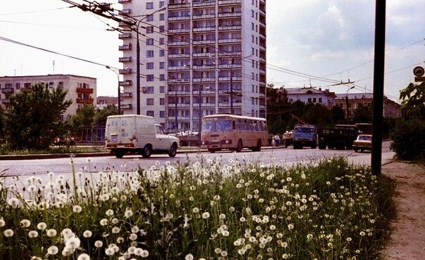 Фото Алексея Михайлова, июнь 1987 г. Слева направо мы видим дома: - ул. К. Маркса, 114 - 1968 года постройки;
- просп. Гагарина, 9 (на заднем плане) - 1976 года постройки;
- ул. К. Маркса, 112 - 1973 года постройки (2-ой 12-этажный дом в Йошкар-Оле);
- ул. Советская, 161 - 1955 года постройки;
- ул. Советская, 154 - 1957 года постройки.
Автобус ЛиАЗ-677М на фото выпущен до 1987 г.