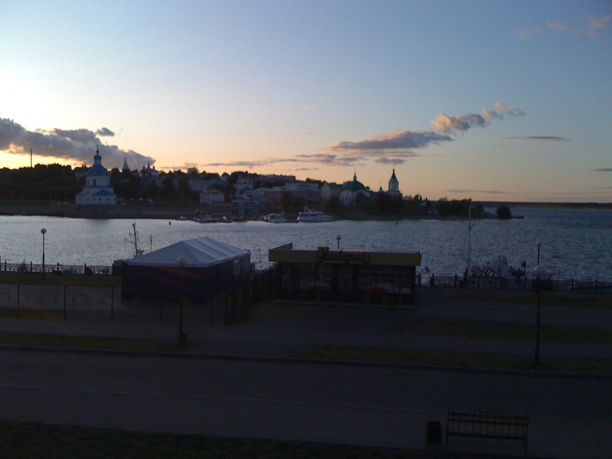 А это знаменитый залив в Чебоксарах уходит в ночь.