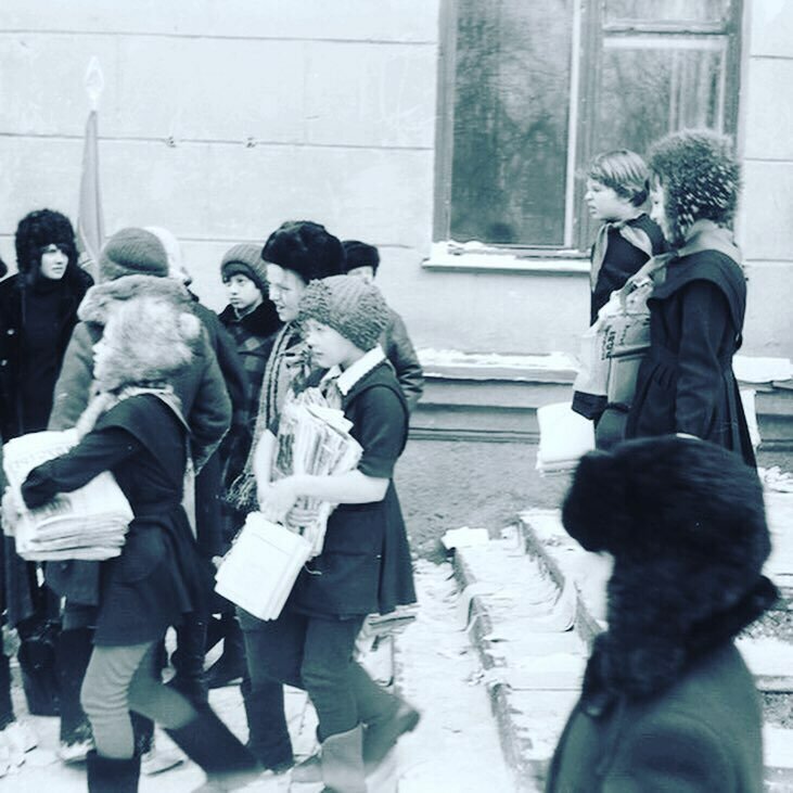 источник фото : https://fishki.net/2924628-sbor-makulatury-v-sssr.html/comment-34176685/