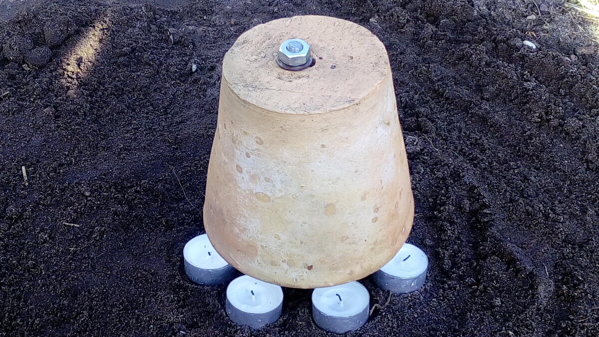 Обогреваем теплицу при помощи глиняного горшка и нескольких свечей. Фото автора