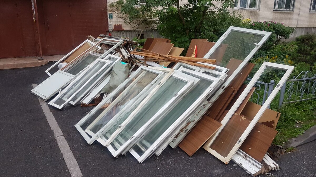 Меняли окна в 3ех комнатной квартире и выкинули хлам. Это лишь часть мусора.