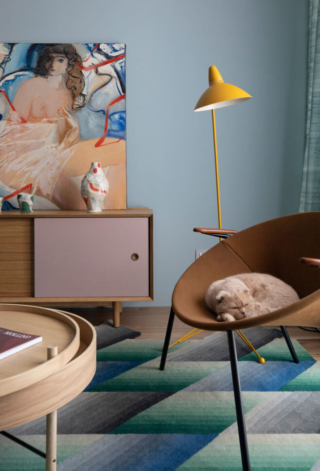 Фрагмент гостиной. Тумба с фасадами, которые можно переворачивать, выбирая дерево или цветной фасад, ручная работа, Buro150; на тумбе картина Виктора Григорова; вазы, Hay.