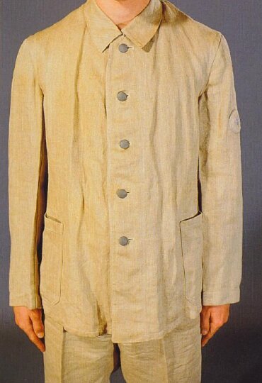 Фото 2. Оставленная свободная, простая форма куртки перекликается с ее «предками» из небеленого холста, которую носили континентальные армии, по крайней мере, с начала 19-го века. Единственным украшением является нашивка ранга, пришитая к верхнему левому рукаву, в данном случае звезда рядового или старшего рядового. 