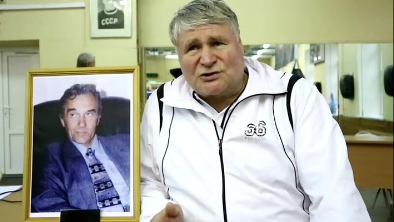 Один из лучших судей-информаторов и ринг-анонсеров России Вячеслав Бикулов. На фото - его тренер А. С. Гусев