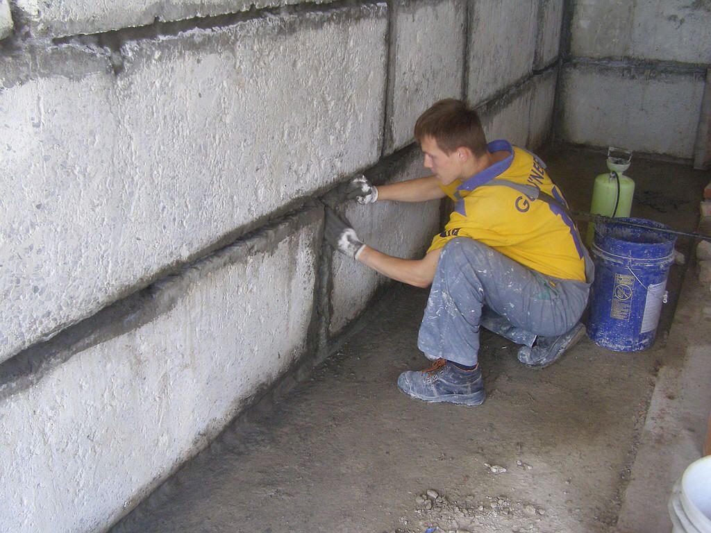 Перед началом работ - проведите тщательное обследование всех стен и стыков.