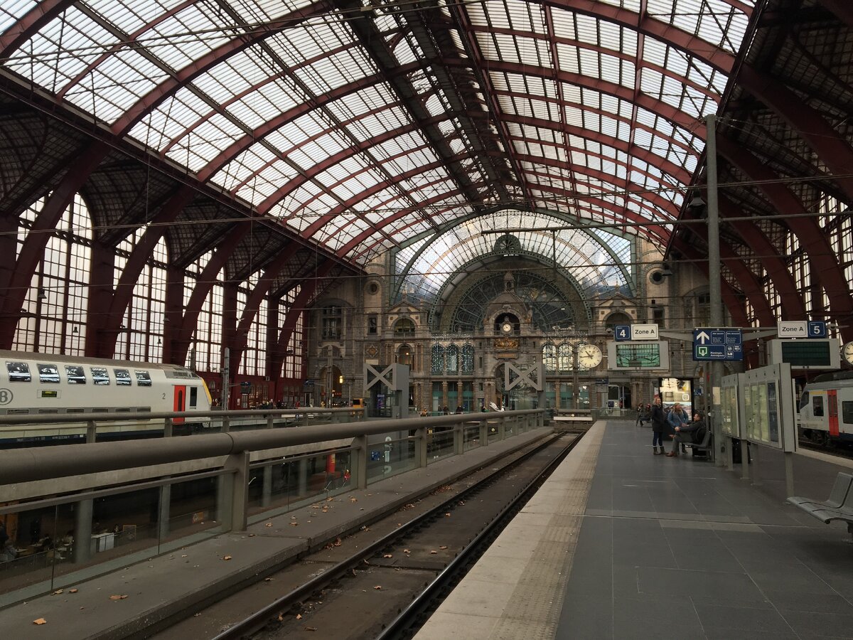 Центральная железнодорожная станция в Антверпене - самая красивая в мире (это официально!).
