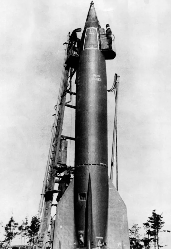 Подготовка к запуску "Оружия Возмездия"