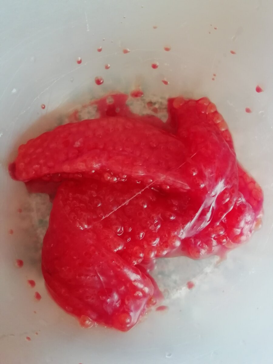 Только вытащила икру из рыбки