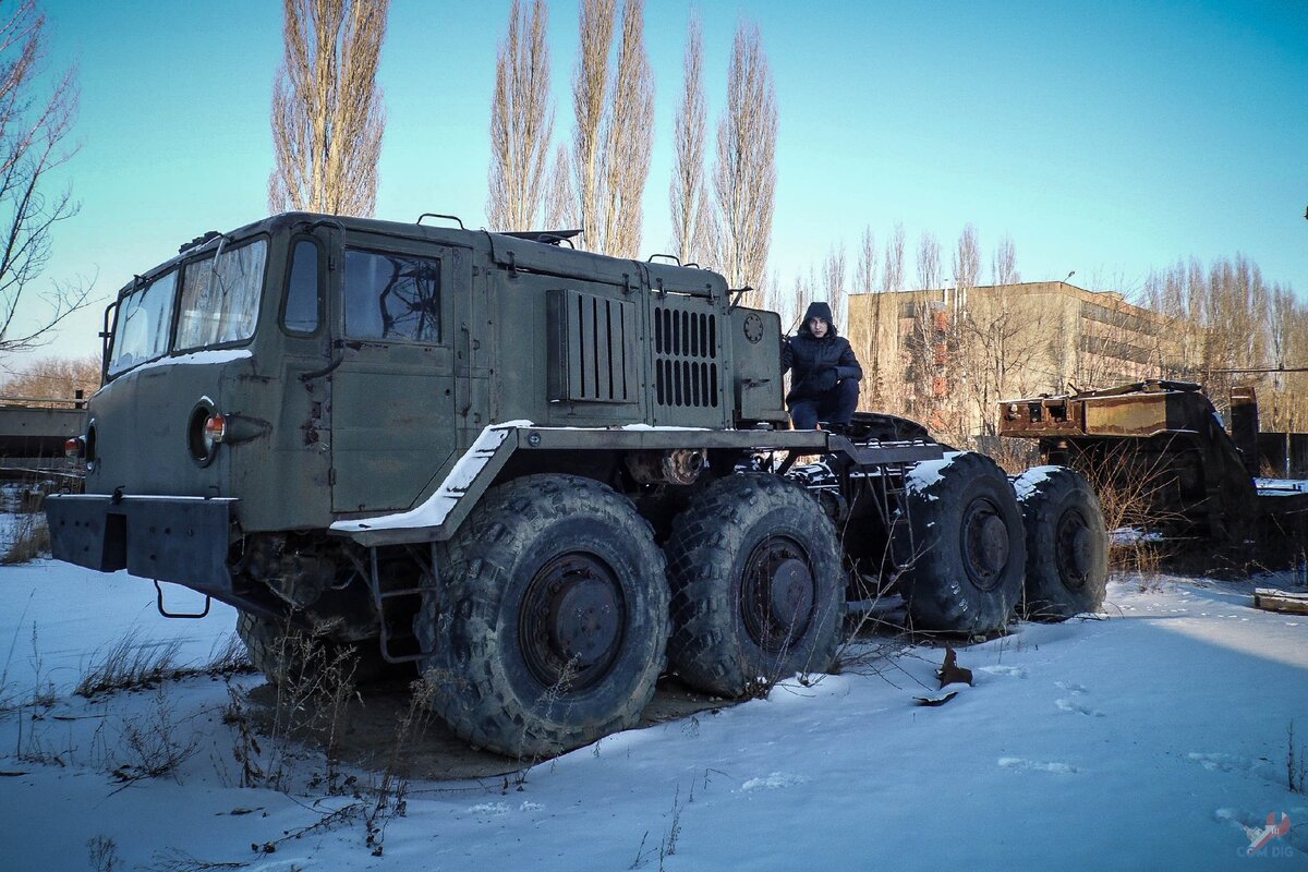 Старый военный тягач МАЗ-535. 