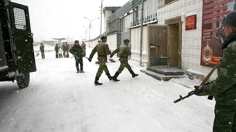 Все передвижения только строевым...